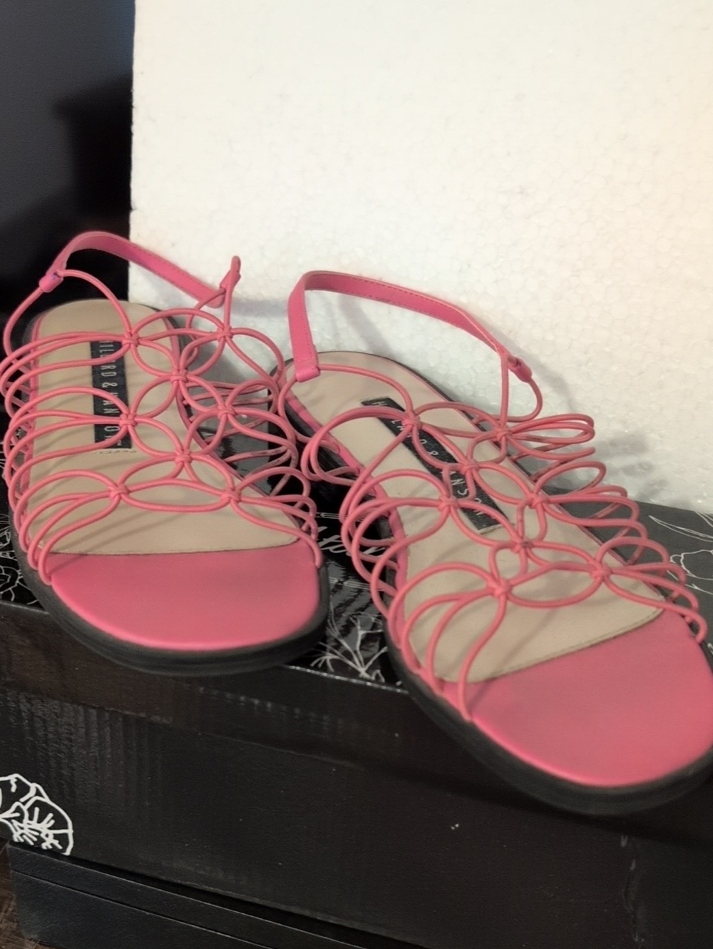 Hillard & Hanson Pink Loop-Strap Sandals